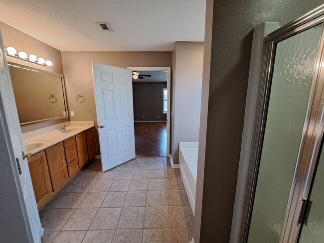 Building Photo - 4BR/3BA with privacy fenced backyard