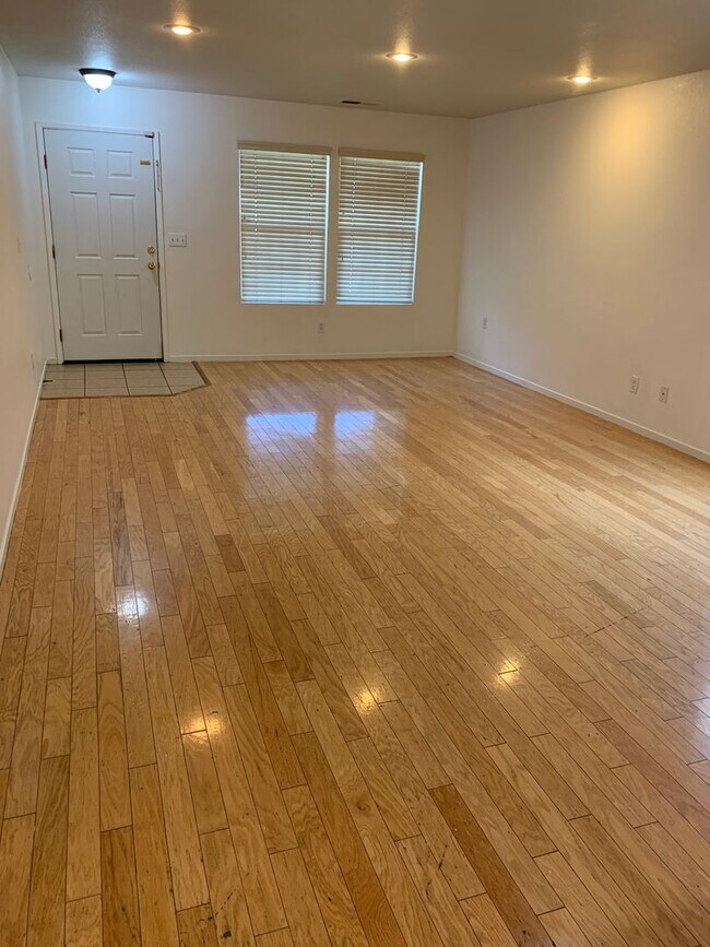 Building Photo - 2 WEEKS FREE RENT November Special - Beaut...