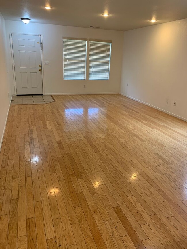 Building Photo - Beautiful 4 Bedroom 3 bath home in Merced!