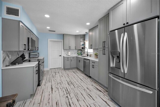 Building Photo - 17727 Long Point Dr