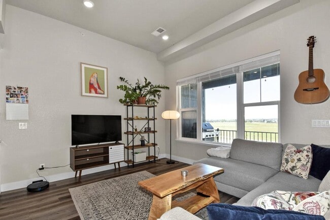 Building Photo - 6826 School House Dr