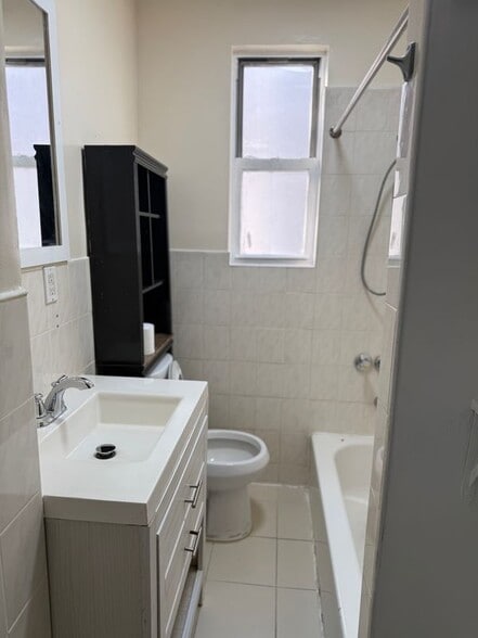 Building Photo - 680 E 223rd St