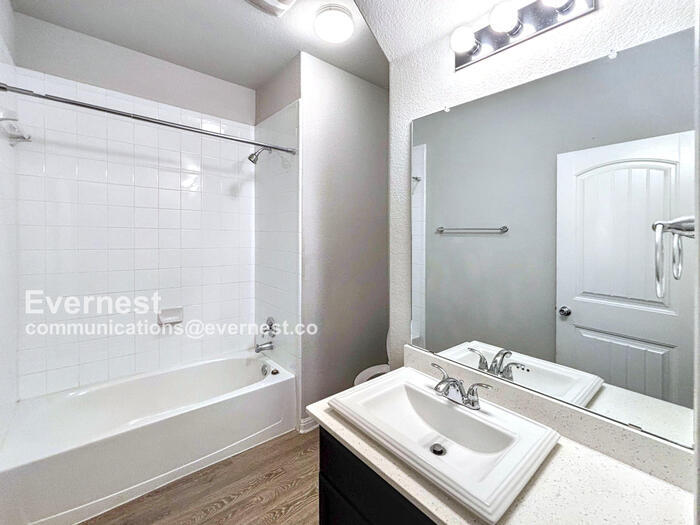 Building Photo - 1701 Logan Dr