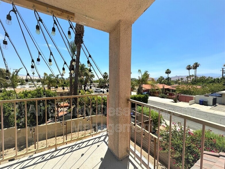 Building Photo - 401 E Vista Chino