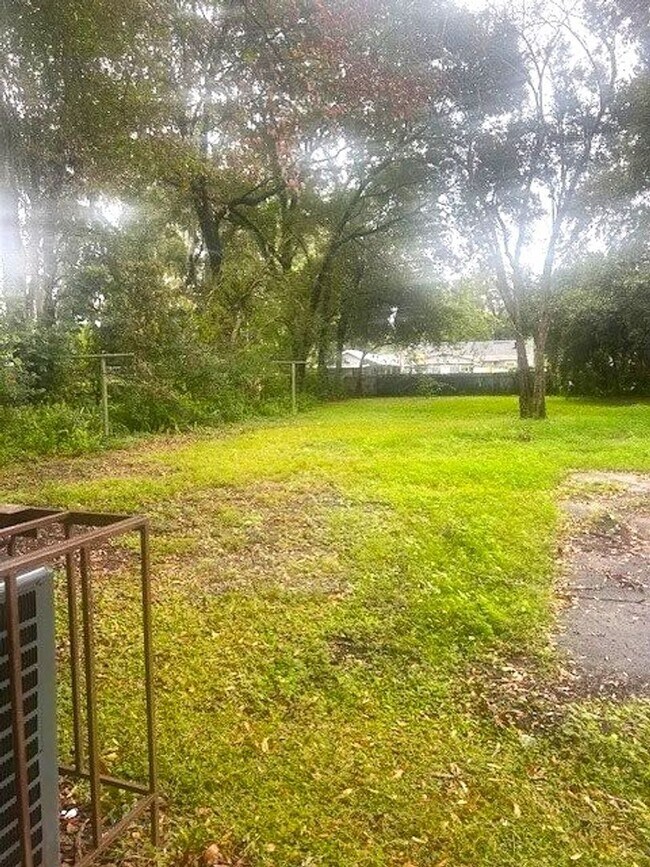 Building Photo - Spacious 2 bedroom 1 bath with sunroom and large yard!!