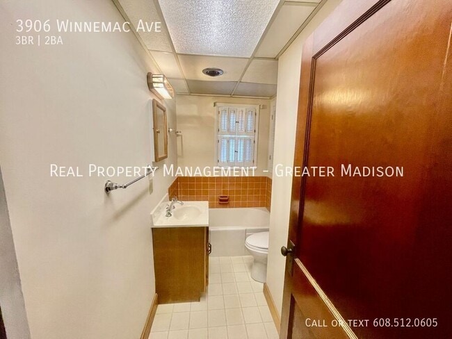 Building Photo - 3906 Winnemac Ave