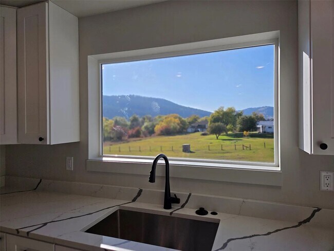 Building Photo - 819 9th Ave W