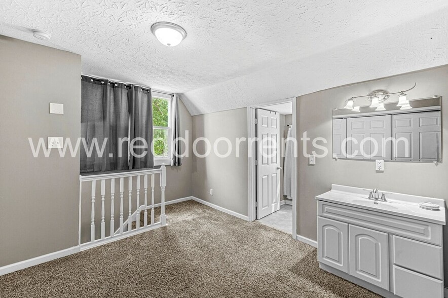 Building Photo - 2037 Bellefontaine St