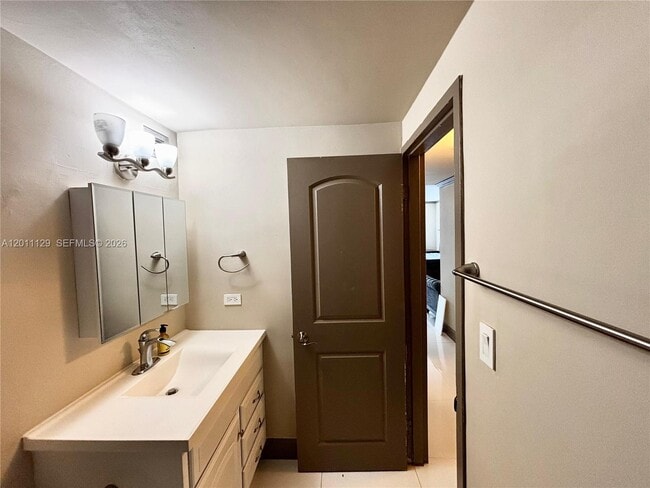 Building Photo - 999 Brickell Bay Dr