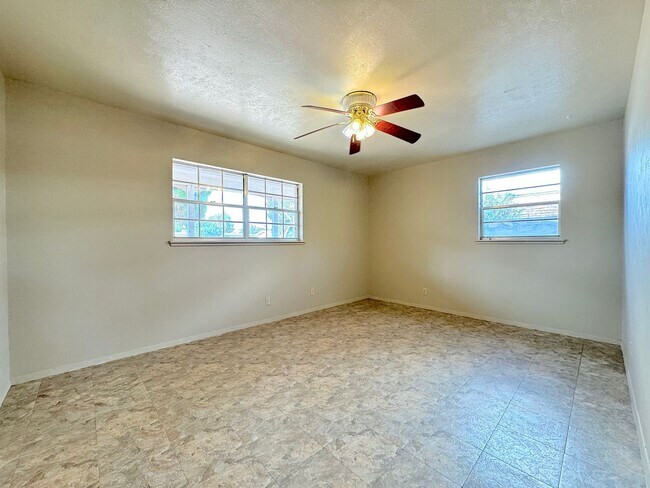Building Photo - East El Paso 4 bed Refrig A/C
