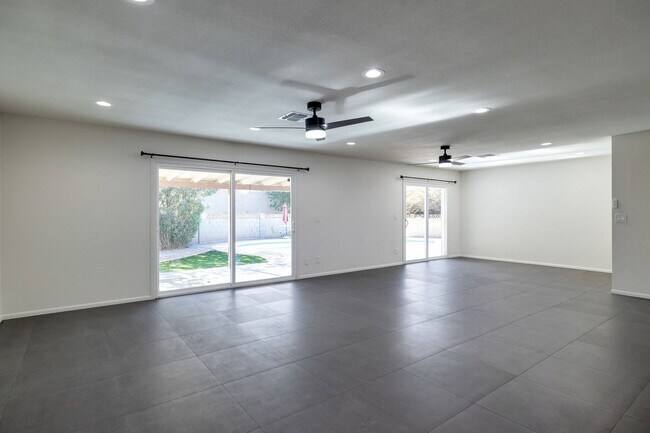 Building Photo - Large Trilevel home backing 60 with pool and close to ASU