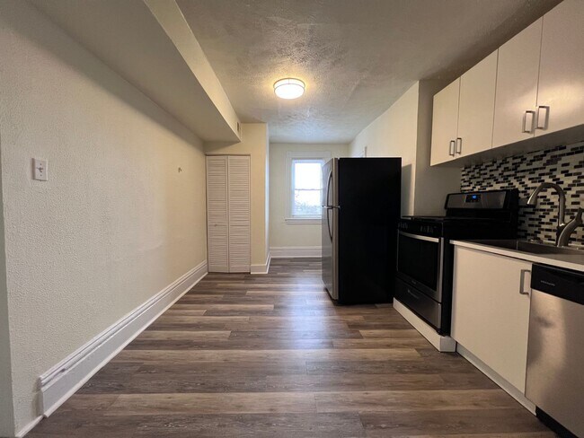 Building Photo - Updated 1BR Apartment w/ office.