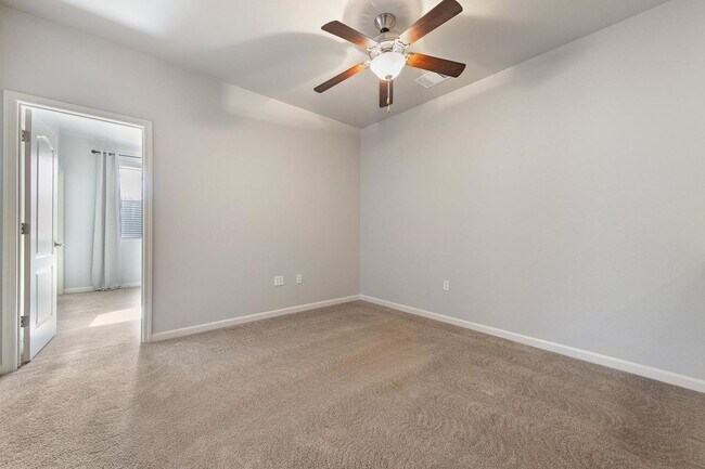 Building Photo - Spacious 3/3 Townhouse in North Clovis