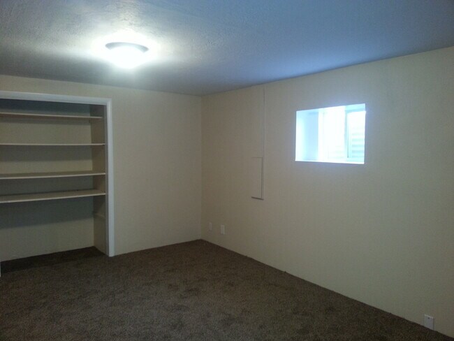 Building Photo - 4 bedroom 3 bathroom w/basement