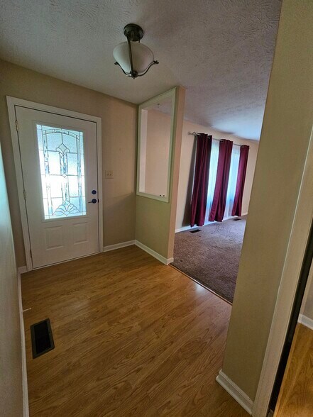 Front Door entry - 569 Meadow Dr