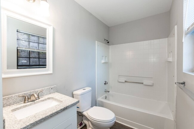 Building Photo - Three Bedroom Home!