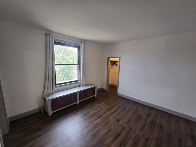 Building Photo - 606 7th St S
