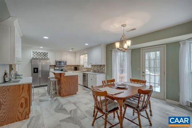 Building Photo - 1150 River Oaks Ln