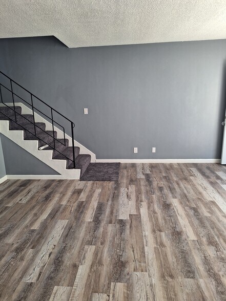 Livingroom - 531 Warren Ln