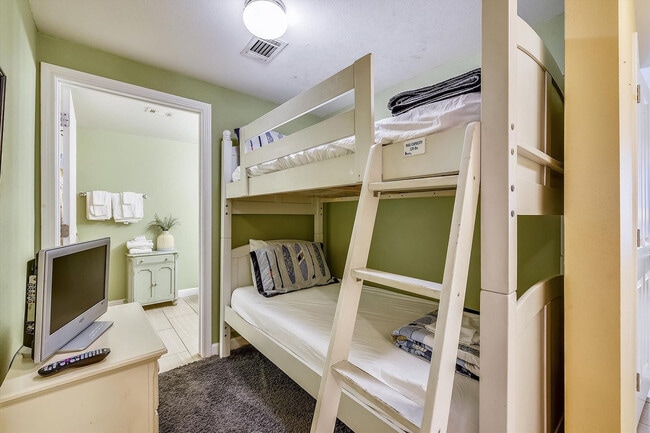 Building Photo - 9896 S Thomas Dr