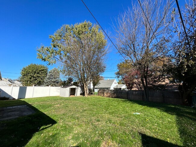 Building Photo - 4 bedroom 2 bath - Levittown