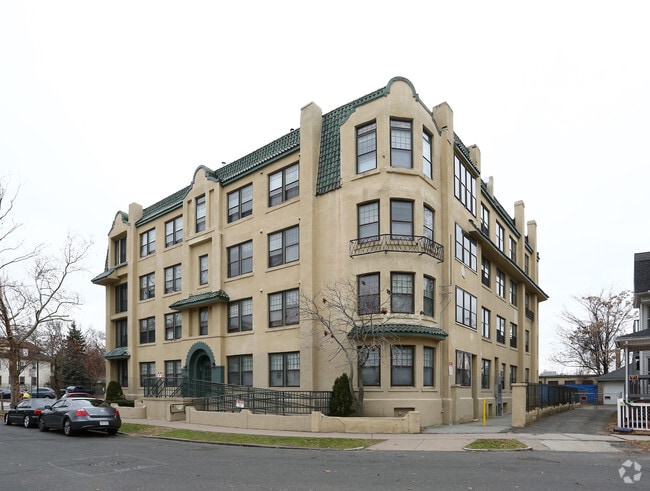 Building Photo - Kenwyn & Quadrangle Apartments