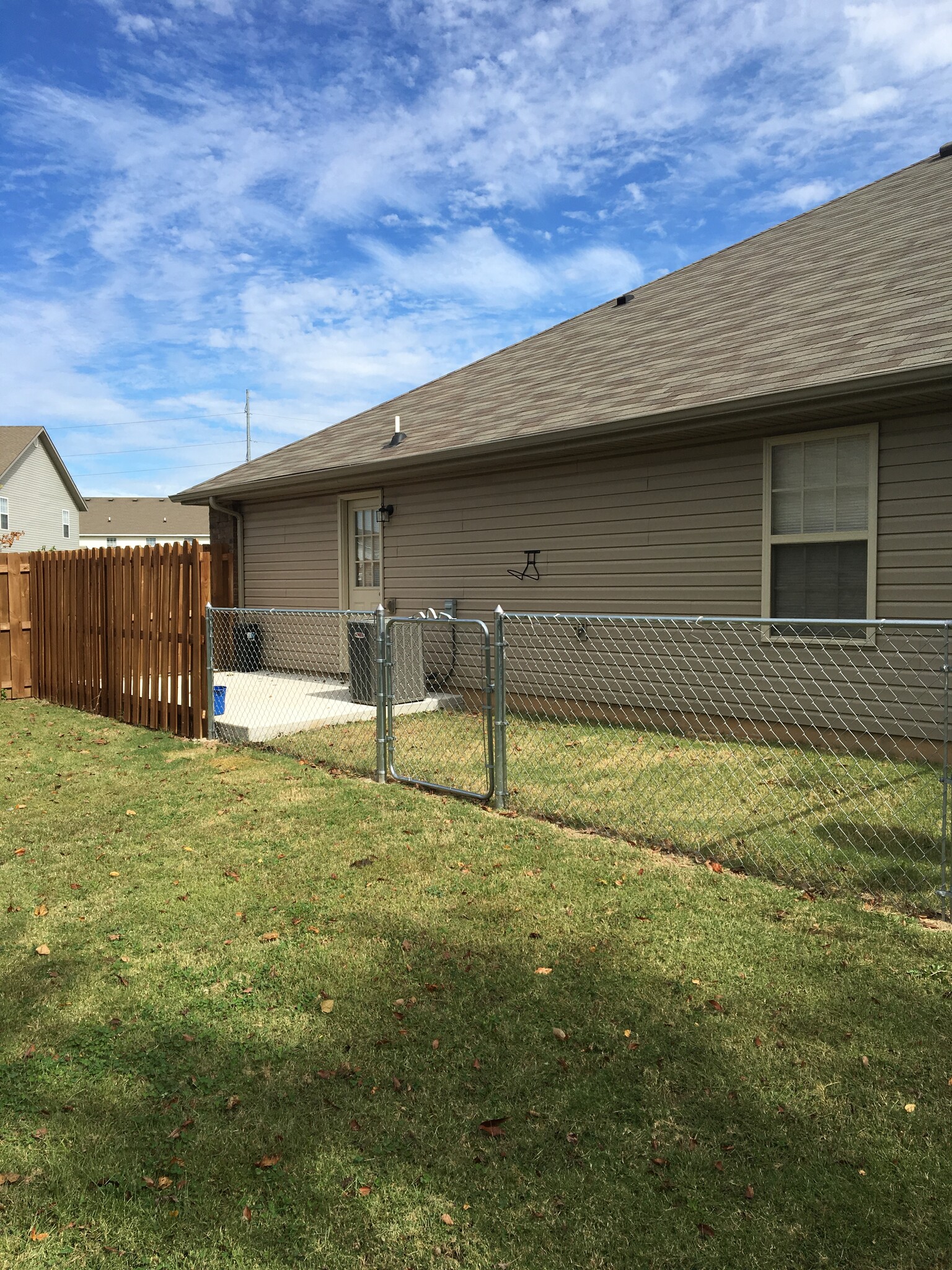 Building Photo - 903 Meadowlands Dr