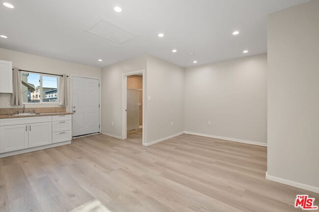 Building Photo - 15328 Vose St