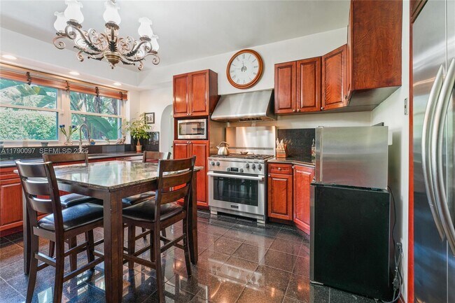 Building Photo - 339 NE 96th St