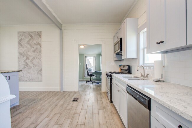 Building Photo - 3304 Avenue Q