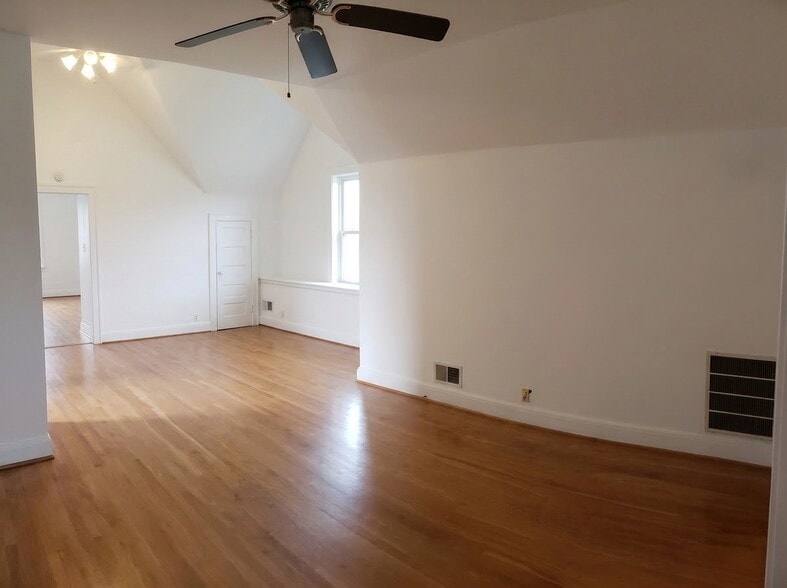 Building Photo - 707 E Brady St