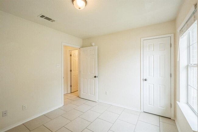 Building Photo - 224 Amber Ln