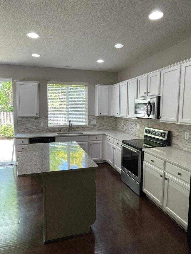 Building Photo - Large Beautiful 4 Bed, 2.5 Bath House!