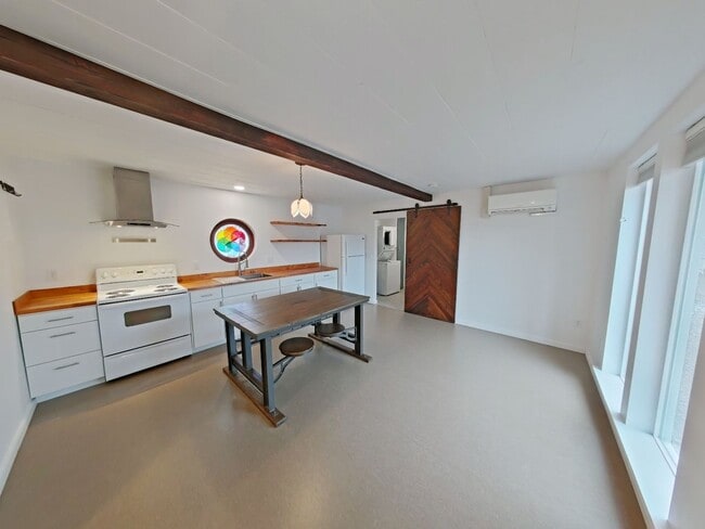 Building Photo - Lovely Remodeled 2 Bedroom Home in the heart of Prineville