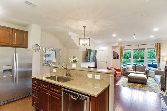 Building Photo - Beautiful and within walking distance to a...
