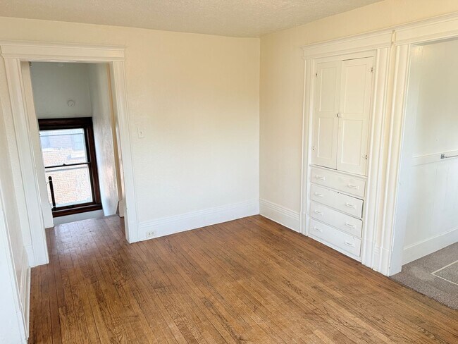 Building Photo - 411 W Washington Ave