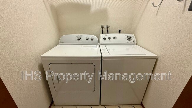 Building Photo - 930 S Johnson St