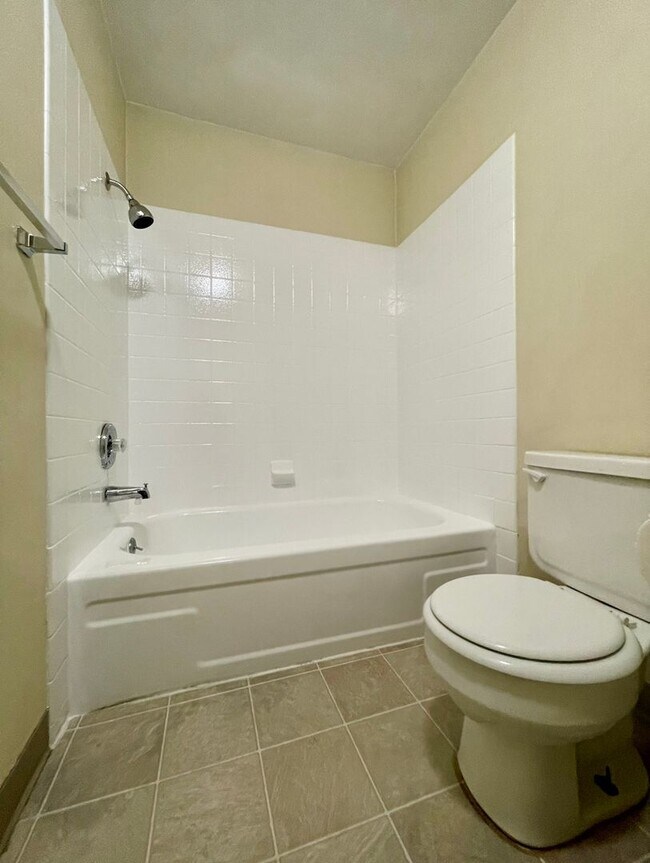 Building Photo - Montavilla 1 Bedroom Main Floor Apartment w/ A/C and Off Street Parking~ PETS WELCOME! 95 Walkscore!