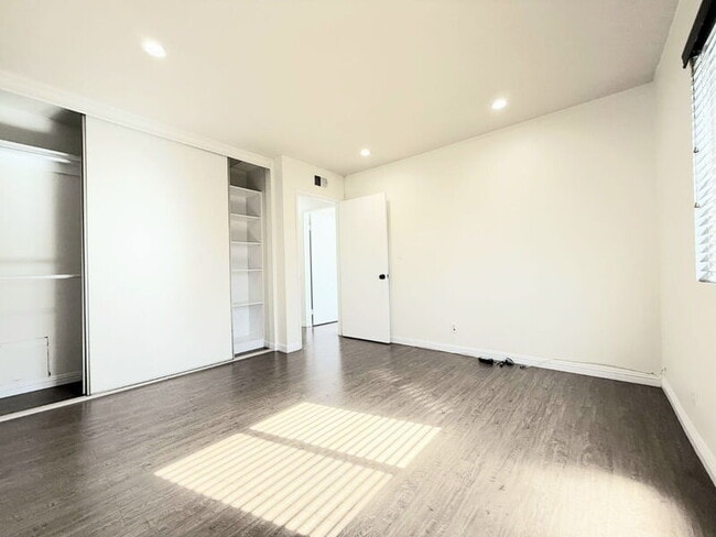 Building Photo - 809 E Acacia Ave