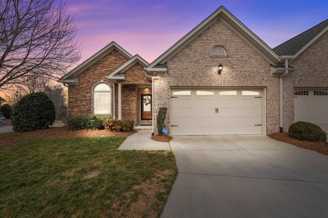 Building Photo - 1923 Strathmore Dr