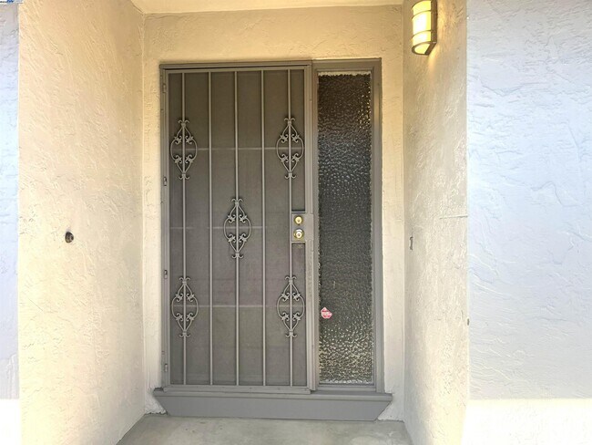 Building Photo - 584 Harvard Ave