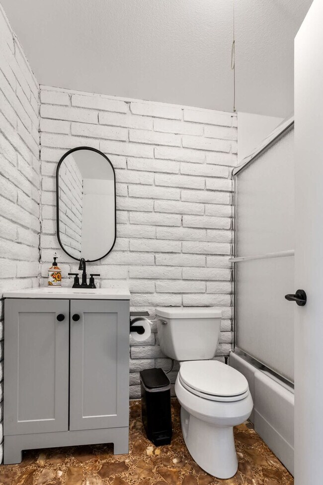 Building Photo - 828 Black Dr