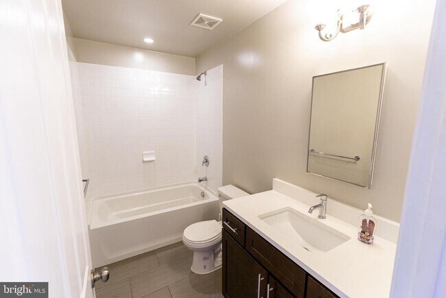 Building Photo - 427 Woodcrest Dr SE