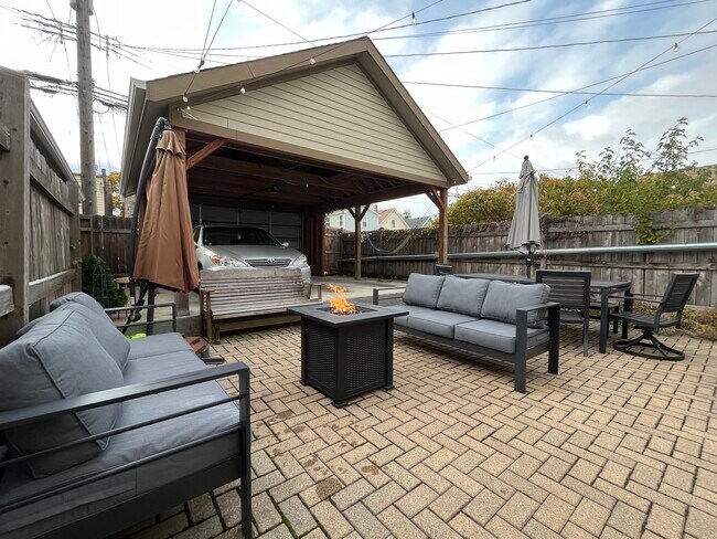 Building Photo - 3424 N Hamlin Ave