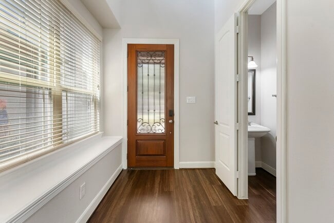 Building Photo - 31 Aventura Pl