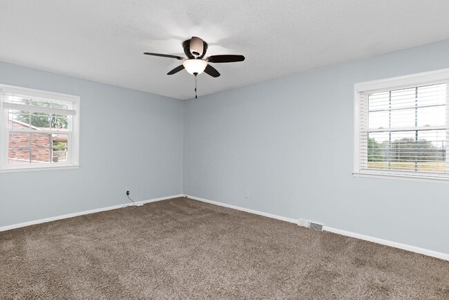 Building Photo - 705 Bon Aire Dr