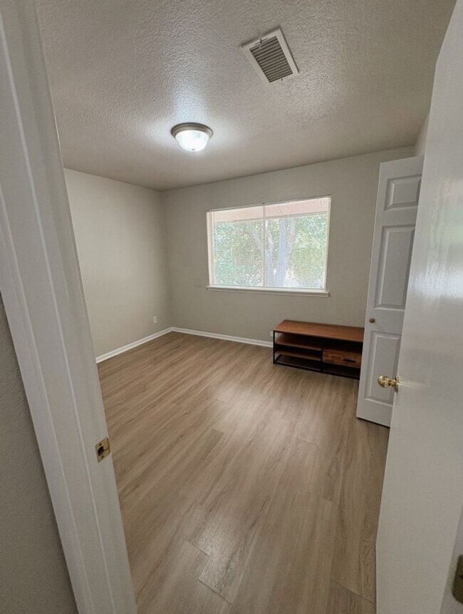 Building Photo - 204 W Mockingbird Ln