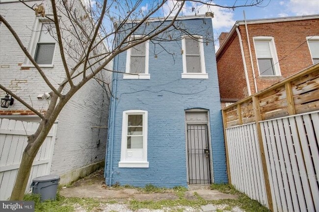 Building Photo - 825 11th St NE