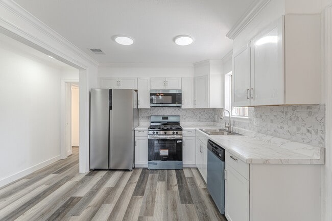 Building Photo - 10126 Pine Moss Dr