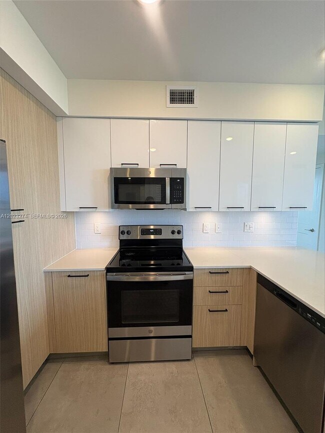 Building Photo - 16395 Biscayne Blvd
